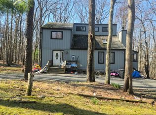 104 Grey Cliff Ln, Hawley, PA 18428