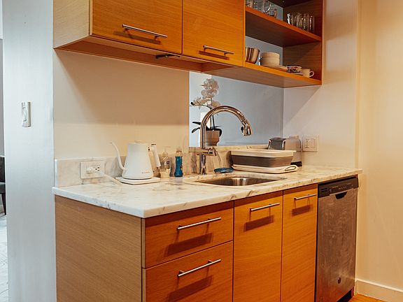 4th image of 100 W 39th St APT 41B