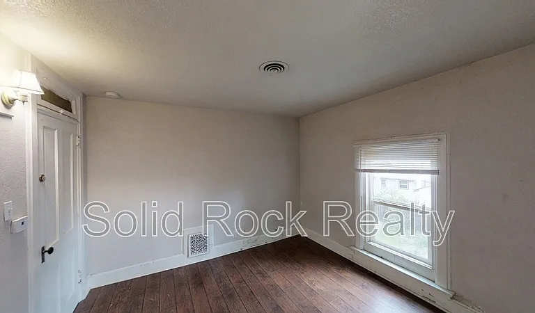 2436-1 E Monument St — Photo 13