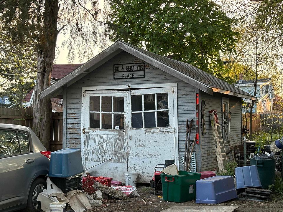 2nd image of 1013 Pearl St