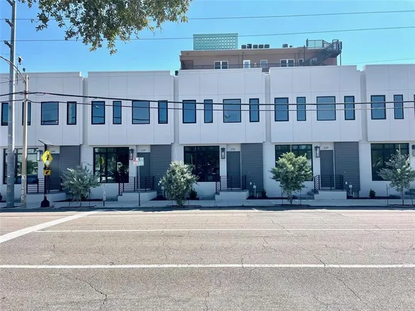 229 8th St N, Petersburg, FL 33701