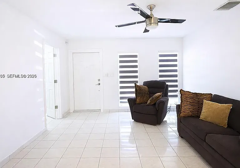 3 bed, 1.0 bath, 1015 sqft, $2,800 — Photo 2
