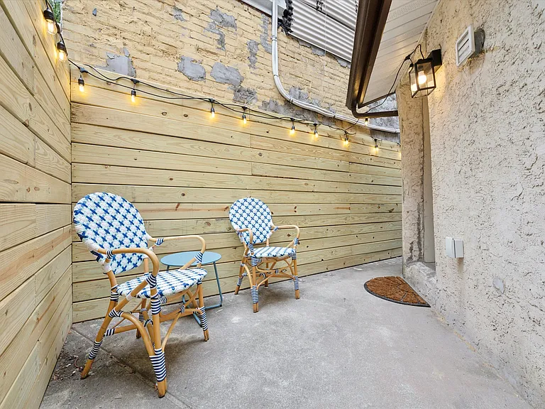 112 W Wildey St — Photo 5