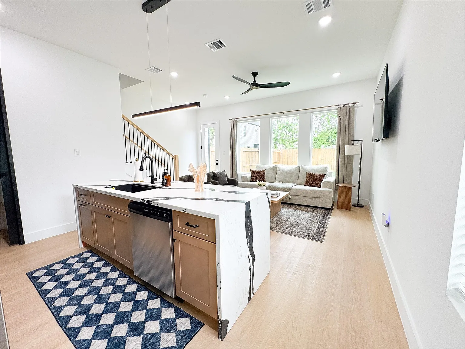 3 bed, 2.5 bath, 1500 sqft, $1,900 — Photo 3