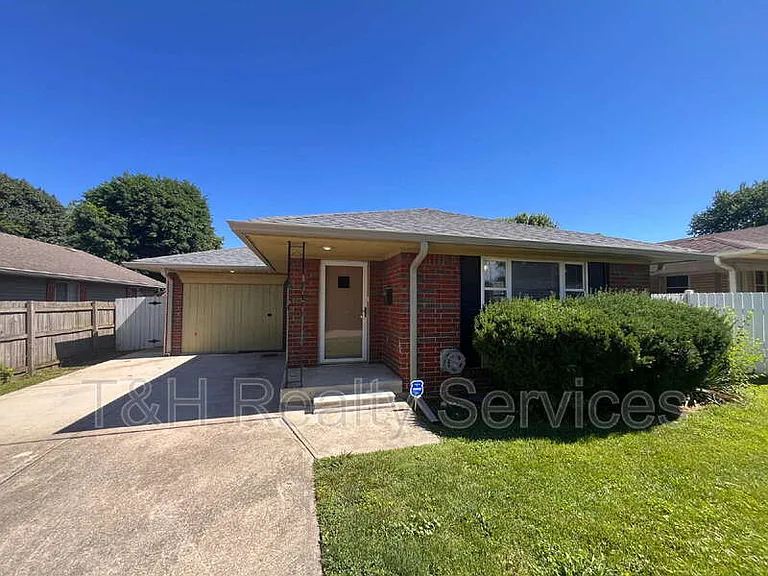 110 Pennsylvania Ct — Photo 2