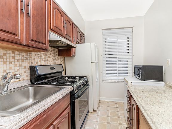 5th image of 601 Pelham Pkwy N APT 101