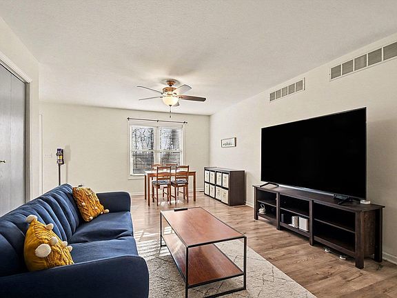 3rd image of 2025 E Jefferson Blvd