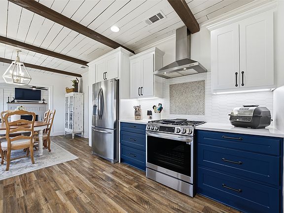 4th image of 904 E College St