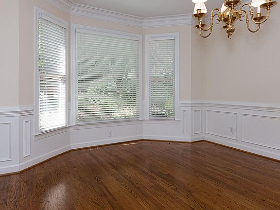 4th image of 221 Branch Hill Ln