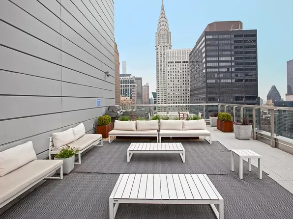 325 Lexington Avenue image 1 of 6