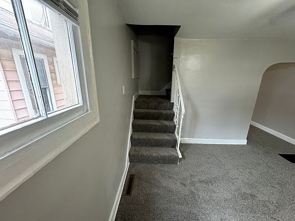 4th image of 661 Hanford St