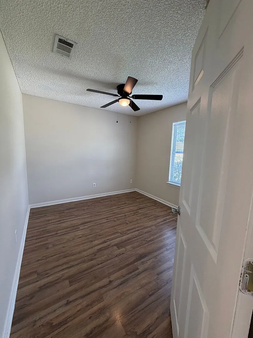W. 101 Talbot Ct — Photo 2