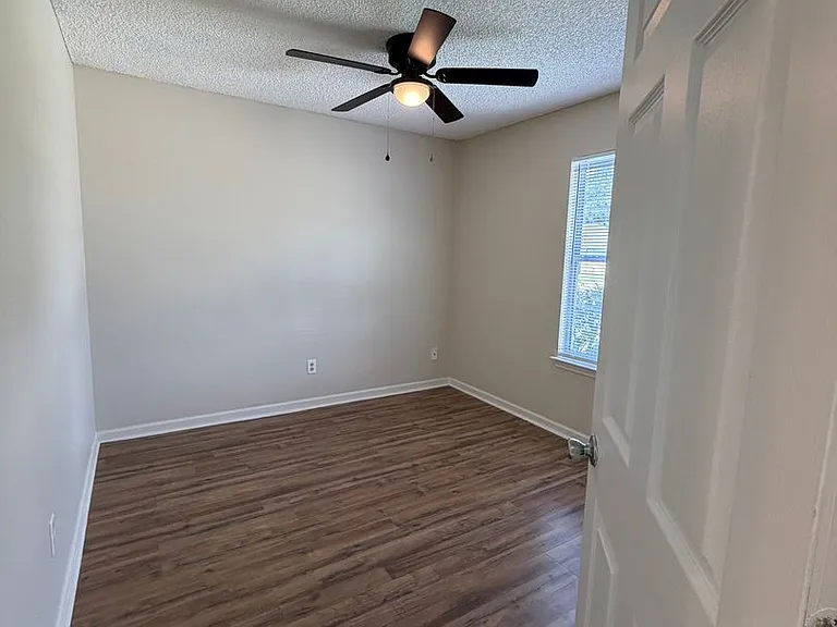 101 Talbot Ct — Photo 2