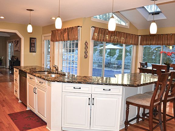 2nd image of 6 Blackberry Ln