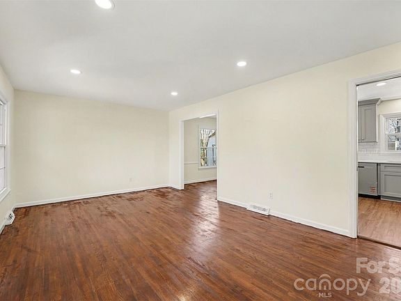 3rd image of 1140 Fieldstone Rd