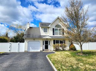74 Washington Dr, Mastic Beach, NY 11951