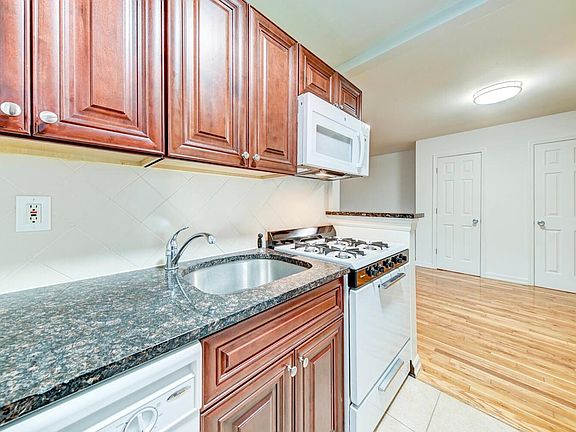3rd image of 70 Soundview Dr #10D