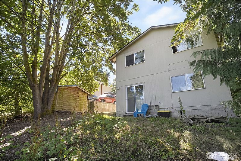 4th image of 10616 Roosevelt Way NE