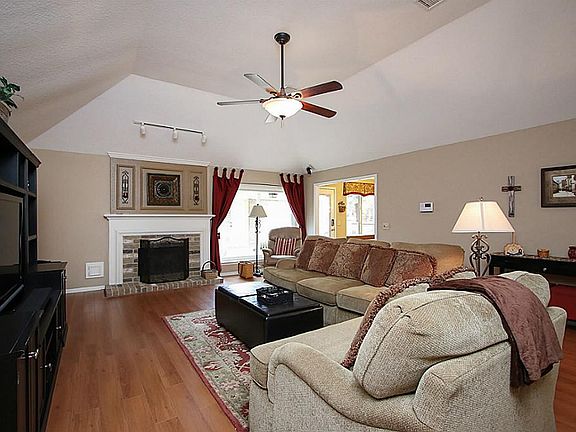 5th image of 17402 Emerald Isle Dr