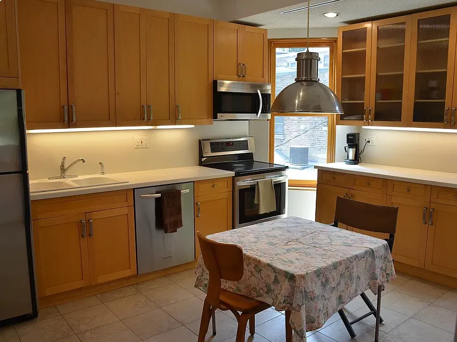 Charming Vintage Second Floor Duplex with In-Unit Laundry in Heart of Oak Park — Photo 2