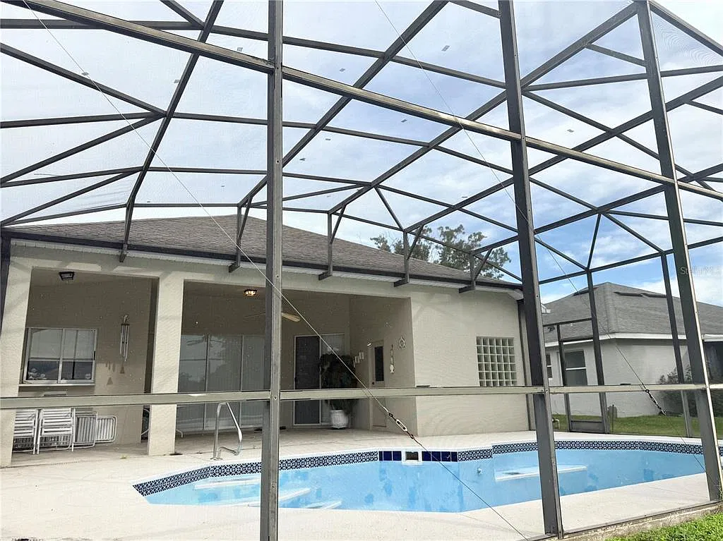 3 bed, 2.0 bath, 1637 sqft, $3,950 — Photo 2