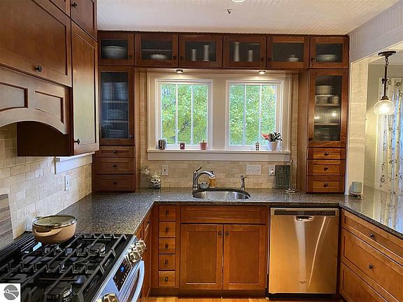5th image of 402 N Elmwood Ave