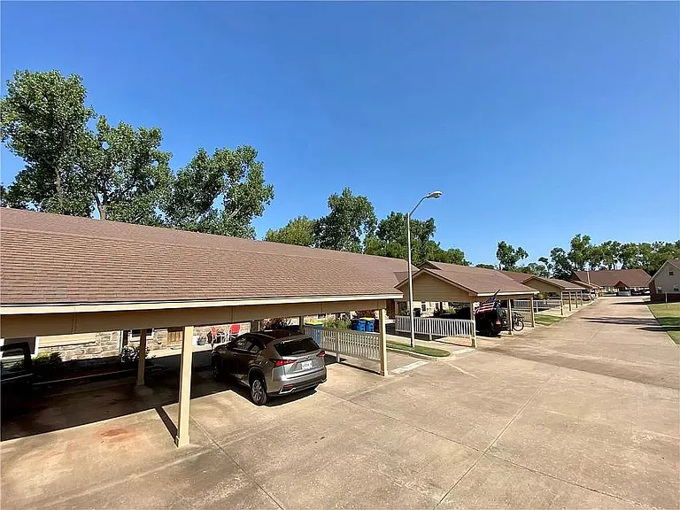 524 E Greenbriar Cir #524 — Photo 3