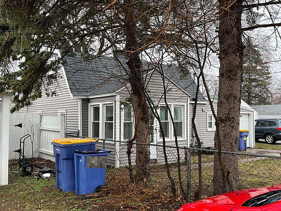 3rd image of 2117 Emerald Ave NE