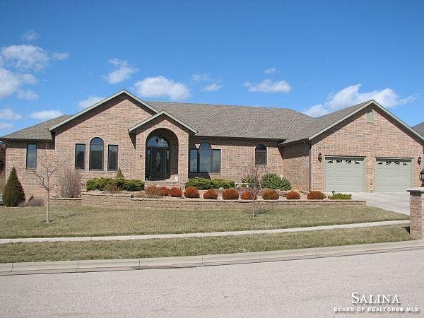 1st image of 2207 Pinecrest Cir