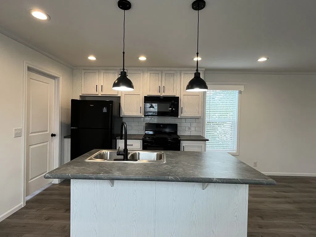 3 bed, 2.0 bath, 1216 sqft, $1,799 — Photo 4