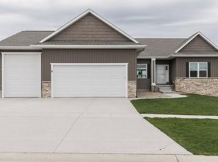 3095 Ridgeview Dr, Ely, IA 52227