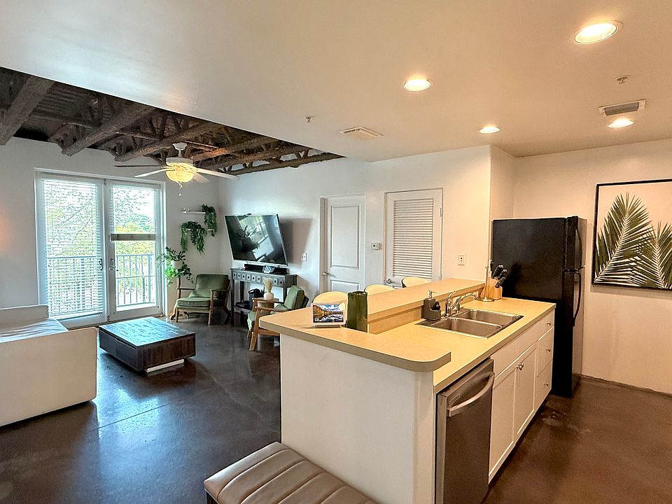 1st image of 362 S Pennsylvania Ave #303