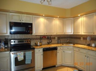 2 Betty Ct, Lebanon, NJ 08833