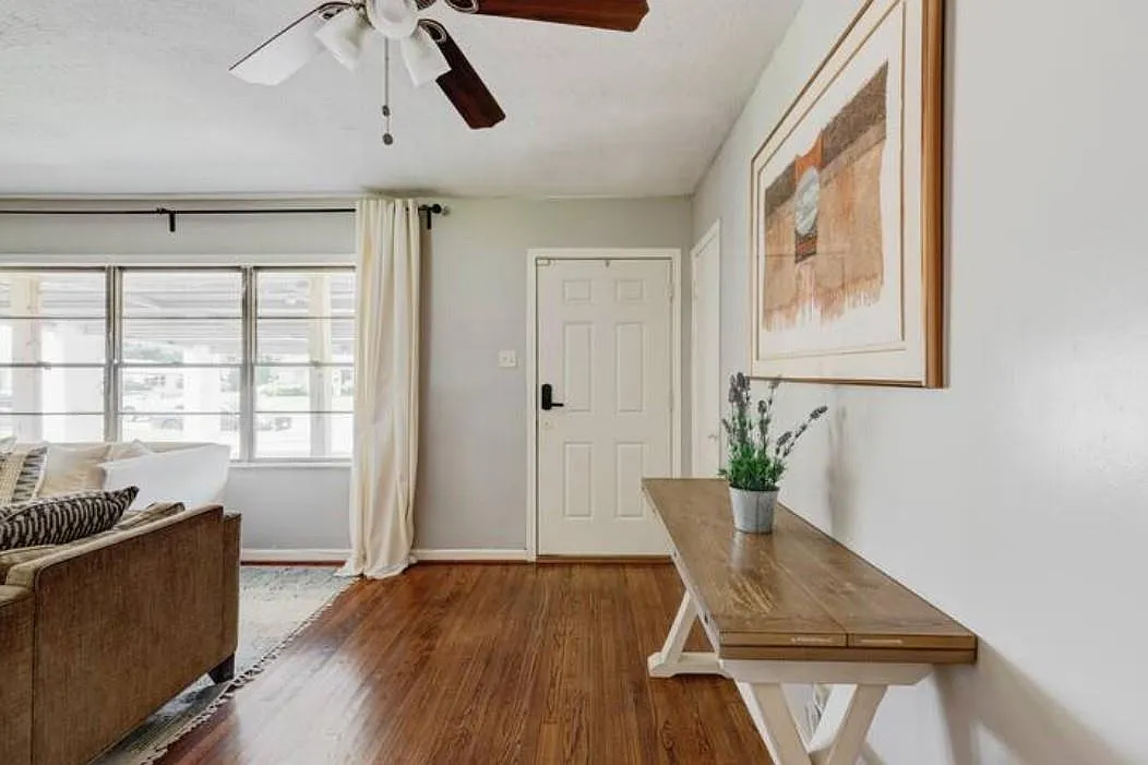 3 bed, 1.0 bath, 1213 sqft, $1,600 — Photo 2