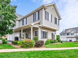 2004 Castleshire Dr, Woodstock, IL 60098