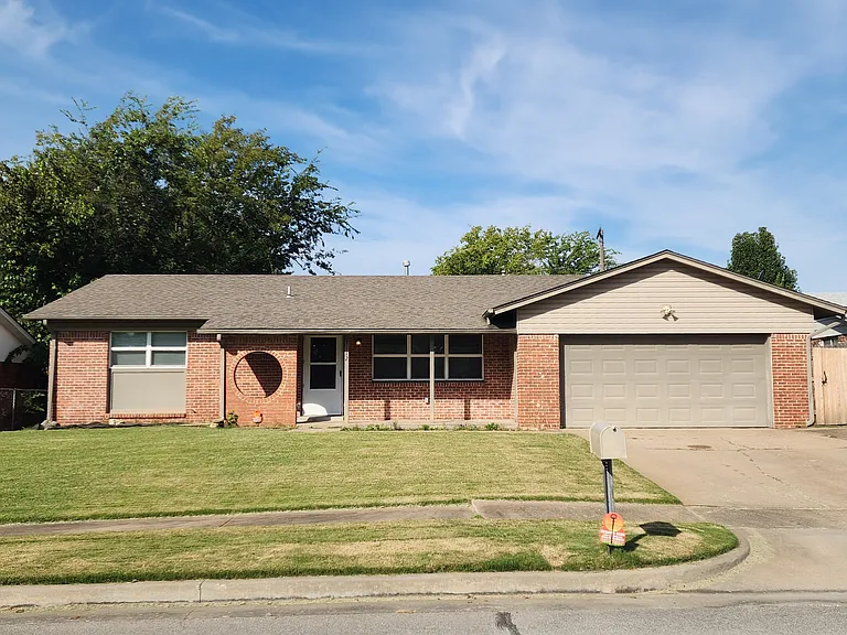 1112 N Hickory Ave — Photo 1