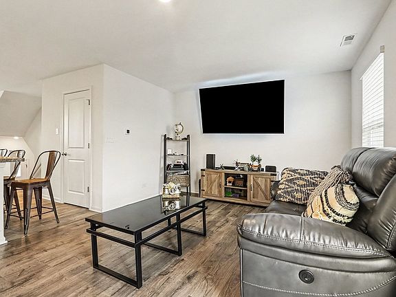4th image of 562 Spring Leaf Dr