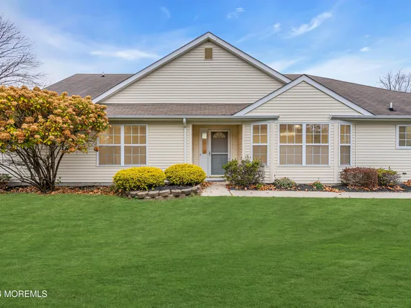 12 Valley Stream Lane, Lakewood, NJ 08701