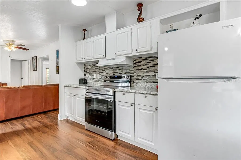 3 bed, 2.0 bath, 1008 sqft, $2,250 — Photo 3