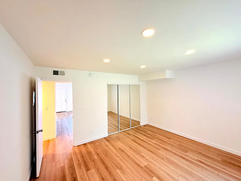 5233 Cartwright Avenue — Photo 9