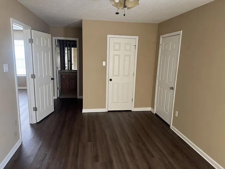 3915 Ledbetter Dr — Photo 2