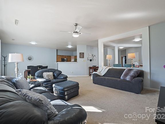 3rd image of 122 Valencia Ln