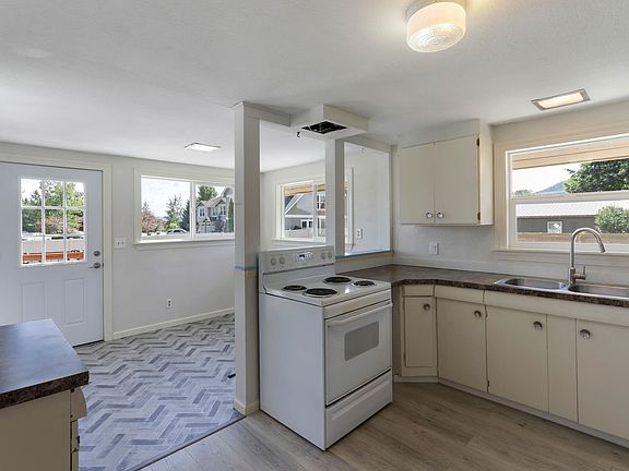 4th image of 632 Roberson Way