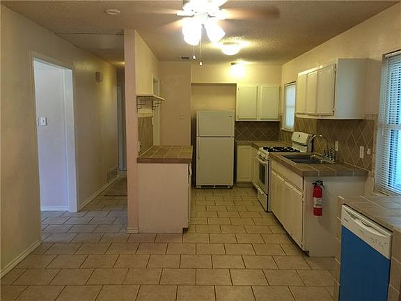 3rd image of 1011 Collin Dr