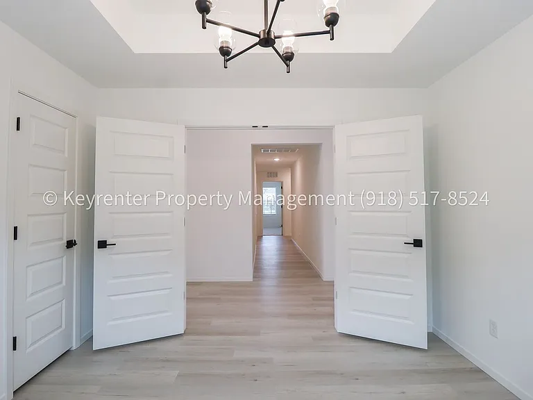 2908 S Redwood Ave — Photo 14