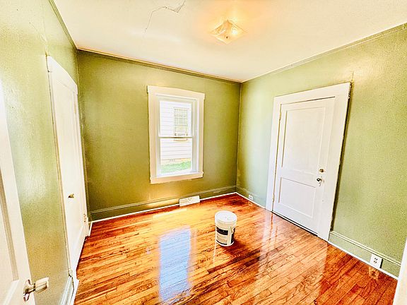 5th image of 416 Southampton Ave