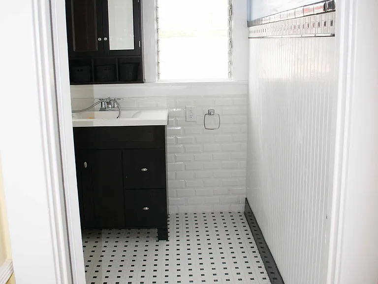 8001 1/2 Blackburn Ave — Photo 16