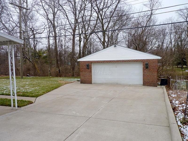 2nd image of 1106 Roundelay Rd E