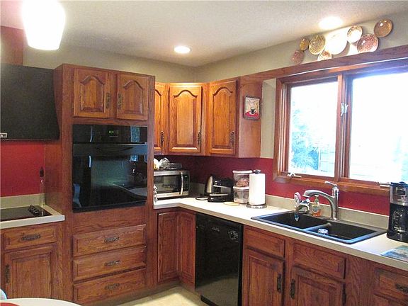 3rd image of 2 Edwardian Ct