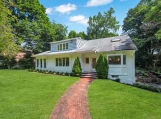 95 Beach Rd, Great Neck, NY 11023